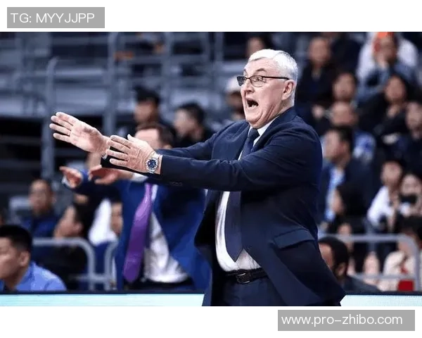 李天天在足球场上的奋斗历程与成长故事，激励年轻球员追逐梦想